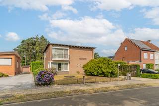 <p><span>Deze instapklare open bebouwing is rustig gelegen op slechts 1 km van het centrum van Dessel. Bossen, wandel- en fietsmogelijkheden en diverse sportfaciliteiten bevinden zich in de directe omgeving, waardoor u hier geniet van een aangename combinatie van rust en een vlotte bereikbaarheid.</span></p>
<p><strong><span>Indeling</span></strong></p>
<p><span>Via de ruime inkomhal komt u in de lichtrijke woonkamer. Dankzij de grote raampartijen geniet deze leefruimte van veel natuurlijke lichtinval. De authentieke parketvloer en de ingebouwde houthaard zorgen voor een warme en gezellige sfeer.<br /></span><span>Aansluitend bevindt zich de keuken. Vanuit de keuken is de kelder bereikbaar, ideaal als extra bergruimte.</span></p>
<p><span>Op het gelijkvloers vindt u verder een ruime badkamer met douche, wasplaats en toilet.</span></p>
<p><span>Op de eerste verdieping zijn er vier volwaardige slaapkamers, allemaal voorzien van ingemaakte kasten. Daarnaast is er een apart toilet.</span></p>
<p><span><br />Achter de woning bevindt zich een gezellig terras met een elektrische zonneluifel. De zuidwestgerichte tuin van 790 m² biedt alle ruimte voor wie graag tuiniert, maar kan evengoed onderhoudsvriendelijk worden ingericht. De garage biedt plaats aan één wagen en extra ruimte voor fietsen en opslag.<br />Het huidige EPC niveau: E kan mits het plaatsen van dakisolatie heel snel naar een niveau C evolueren.<br /></span></p>
<p><strong><span>Troeven</span></strong></p>
<ul>
<li><span>Instapklare open bebouwing</span></li>
<li><span>Rustige, groene ligging nabij het centrum</span></li>
<li><span>Vier ruime slaapkamers met ingemaakte kasten</span></li>
<li><span>Zuidwestgerichte tuin van 790 m²</span></li>
<li><span>Goed onderhouden woning</span></li>
</ul>
