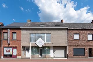 Handelsruimte gelegen op centrale ligging in het hartje van Blaasveld met uitstekende visibiliteit. Deze handelszaak van +/-200m² is een grote...