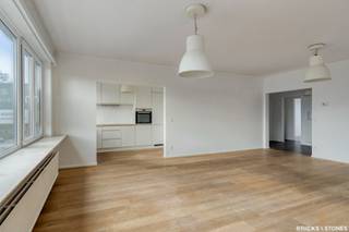 Op zoek naar een ruim appartement waar u niet hoeft in te boeten op leefruimte of aantal slaapkamers? Dan is dit appartement van ca. 106 m² in Wilrijk zeker een bezoek waard. Dankzij de lichtrijke leefruimte, drie volwaardige slaapkamers, het aangename terras en de lage maandelijkse kosten vormt dit een interessante woonkans voor gezinnen, koppels of wie gewoon graag wat extra ruimte heeft.<br /><br />De ruime inkomhal geeft toegang tot de verschillende leefruimtes. Vooraan bevindt zich de lichtrijke woon- en eetkamer op parketvloer, waar grote raampartijen zorgen voor een aangename natuurlijke lichtinval. Aansluitend vinden we de open keuken, volledig uitgerust met een keramische kookplaat, oven, koelkast, diepvriezer en vaatwasser.<br /><br />Het slaapgedeelte bevindt zich rustig achteraan en omvat drie slaapkamers van ca. 14 m², 10 m² en 8 m². De master bedroom geeftrechtstreeks toegang tot het achterliggende terras. De badkamer is uitgerust met een dubbele wastafel en een douche in bad. Daarnaast beschikt het appartement over een afzonderlijk gastentoilet.<br /><br />Verder geniet u van een gunstig EPC, lage maandelijkse kosten en de mogelijkheid om een gesloten garagebox aan te kopen voor € 26.000.<br /><br />Het appartement bevindt zich in een kleinschalig gebouw in een rustige en residentiële buurt van Wilrijk, op korte afstand van winkels, scholen en openbaar vervoer. Dankzij de vlotte verbinding met de A12, E19 en de Antwerpse Ring bereikt u het stadscentrum en de omliggende gemeenten in een mum van tijd. Ook de nabijheid van de parken Den Brandt, Middelheim en Nachtegalenpark vormt een belangrijke troef voor wie graag geniet van groen in de stad.<br /><br />Bent u op zoek naar een ruim en verzorgd appartement op een rustige locatie in Wilrijk? Contacteer Bricks 'N Stones voor meer informatie of een bezoek ter plaatse.