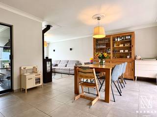 Deze verzorgde woning is gelegen in het midden van de Oogststraat. Een aangename en kindvriendelijke buurt te Kuurne.Bij het betreden van de woning...
