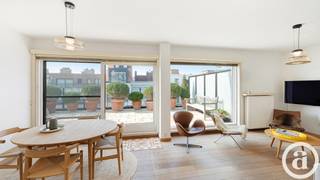 Uniek dakappartement met één slaapkamer en een groot zonneterras, gelegen op de Leopoldlaan te Knokke, dit op 300 meter wandelen van de Zeedijk.<br />De voorgevel van het gebouw werd zopas volledig vernieuwd, alsook de terrassen en de lift. <br /><br />Indeling: inkomhal met inbouwkasten, halfopen keuken, ruime living met eetplaats en salon, 3 grote raampartijen die uitgeven op het westgerichte terras. Hier geniet u de ganse middag en avond van de zon. Badkamer met lavabo, toilet en douche. <br />Er is airco aanwezig alsook zonnecreens in de living en in de slaapkamer. <br />De lift gaat volledig tot de bovenste verdieping. Private kelder inbegrepen, mogelijkheid tot aankoop van een extra zeer ruime kelder. Fietsenberging op het gelijkvloers in het gebouw. <br />Mogelijkheid tot aankoop van een goede autostaanplaats in het gebouw aan €85 000.