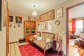 Deze vrijstaande woning werd in 1983 gebouwd op een goed georiënteerd perceel van 6a 40ca!De woning bestaat uit een inkomhal met een apart toilet,...