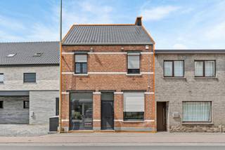 Op zoek naar een praktische woning met veel potentieel? Deze verrassend ruime woning met 4 slaapkamers op een perceel van 3a10ca...