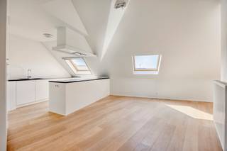 <p>Instapklaar appartement in het centrum van Mechelen, vlak naast de Kruidtuin en nabij winkels, openbaar vervoer en het station.</p><p><br /></p><p>Dit prachtig appartement combineert een centrale ligging met aangenaam wooncomfort en veel natuurlijke lichtinval. Dankzij het EPC-label B geniet u van een energiezuinige woonst die meteen klaar is voor gebruik. De lichtrijke leefruimte zorgt voor een open en aangename sfeer, terwijl het ruime terras een fijne extra buitenruimte biedt. Gelegen op de Bruul woont u hier midden in het bruisende centrum van Mechelen, op wandelafstand van scholen, parken en tal van voorzieningen.</p><p><br /></p><p>Belangrijkste ruimtes:<br />• Inkomhal met vlotte toegang tot de verschillende ruimtes<br />• Lichtrijke woonkamer met aangename leefruimte<br />• Functionele keuken in directe verbinding met de leefruimte<br />• Twee comfortabele slaapkamers<br />• Badkamer met ligbad en dubbele wastafel in meubel<br />• Apart toilet met handenwasser<br />• Praktische berging met verwarmingsketel<br />• Terras van ca. 15 m²</p><p><br /></p><p>Troeven:<br />• Instapklaar appartement met gunstig EPC-label B<br />• Veel lichtinval dankzij de aangename leefruimte<br />• Topligging in centrum Mechelen naast de Kruidtuin</p><p><br /></p><p>Neem vandaag nog contact op met je ERA-makelaar voor een bezoek.</p><p><br /></p><p>JOUW DROOMAPPARTEMENT. ZO GEVONDEN!</p>
