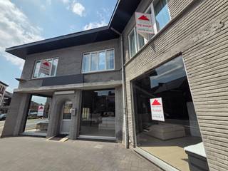 <strong>ZEER RUIM DUPLEXAPPARTEMENT MET 5 SLAAPKAMERS EN 2 BADKAMERS MET OP GELIJKVLOERS HANDELSPAND </strong><br />oprit met parkeergelegenheid, tuin <br />grote winkel/kantoorruimte van ongeveer 160M² eventueel gelijkvloerappartement van te maken ( tweewoonst) <br /><strong>1 ste verd</strong>. zeer ruime living met veel lichtinval met ruime ingerichte keuken,badkamer. 2 slaapkamers + groot dakterras <br /><strong>2 de verd</strong> 3 slaapkamers + badkamer <br />Verschillende bergingen <br />bewoonbare oppervlakte 403 M2 !!!<br />EPC F ( doordat winkelruimte grote ramen heeft met enkel glas )