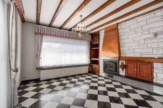 <strong>Te koop: rustig gelegen woning met garage en grote tuin in Sint-Denijs.</strong><br /><br /><br />Op zoek naar een woning waar rust, ruimte en een groene omgeving centraal staan? Dan is deze charmante en uitstekend onderhouden woning in Sint-Denijs (Zwevegem) zeker iets voor jou. De gelijkvloerse woning beschikt over drie slaapkamers, een ruime garage en een grote, zonnige tuin met een prachtig landelijk uitzicht. Dankzij het EPC-label D is er bovendien <strong>geen renovatieverplichting</strong>.<br /><br /><br /><u><strong>Indeling:</strong></u>
<p>Via de inkomhal met gastentoilet komt u terecht in de ruime en lichtrijke leefruimte met open haard. De keuken biedt rechtstreeks toegang tot een ruime, droge kelder, ideaal als extra bergruimte. Verder beschikt de woning over 3 slaapkamers en een badkamer met douche en lavabo.</p>

<p>Er is ook een grote garage met een elektrische poort. De zolder beschikt over een vaste trap en kan perfect dienst doen als opslagruimte.</p>

<p>Buiten is er de ruime, gunstig georiënteerde tuin. De tuin biedt een prachtig, vrij uitzicht over de omliggende velden en beschikt over een zij-uitweg. Daarnaast is er parkeergelegenheid aan beide zijden van de woning.</p>
<br /><u><strong>Troeven:</strong></u>

<ul><li>EPC D - geen renovatieverplichting</li><li>Ruime woning</li><li>Rustige en landelijke ligging</li><li>Ruime, zonnige tuin met open uitzicht over de velden</li><li>Parkeermogelijkheden aan beide zijden van de woning</li></ul>
<br /><strong>Interesse in deze charmante woning? Neem dan zeker contact op met Indra voor meer info of een bezoek - 056/61.10.10.</strong>