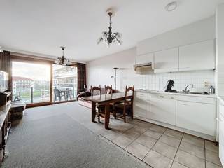 Dit appartement bevindt zich op slechts enkele stappen van zee en 600m van het centrum. De indeling is als volgt: inkomhal, woonkamer, ingerichte keuken, slaapkamer , blinde kamer, badkamer, WC en berging. Er is een terras dat volledig zuid georiënteerd is, alsook een tweede kleiner terras aansluitend aan de slaapkamer. Gemeenschappelijke fietsenberging. Mogelijkheid tot het aankopen van een garage: 50.000 €. Ref Pieter Bortier 301