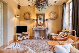 MAJESTUEUZE WONING MET KARAKTER EN ZUIDGERICHTE TUIN IN GIJZEGEMDeze karaktervolle en majestueuze woning is gelegen in Gijzegem, op een gunstige locatie tussen Aalst en Dendermonde. De woning werd doorheen de jaren met bijzonder veel zorg onderhouden en kwalitatief vernieuwd, waarbij de authentieke architecturale elementen en het karakter van het pand steeds werden gerespecteerd.Via de statige inkomhal, waar de hoge plafonds meteen in het oog springen, betreedt u de woning. Het gelijkvloers omvat een ingerichte keuken, een sfeervolle eetkamer en een ruime woonkamer met aansluitend een bureauruimte. De veranda biedt een prachtig zicht op het terras en de zorgvuldig aangelegde tuin. De aanbouw omvat een moderne badkamer, praktische berging en garage.Op de eerste verdieping bevinden zich drie volwaardige slaapkamers en een ingerichte badkamer. Een tussenverdieping biedt plaats aan een vierde slaapkamer. De woning beschikt bovendien over een volledig overzolderde zolderverdieping, waarvan de vloer werd geïsoleerd. De ruime, droge kelder is onderverdeeld in verschillende compartimenten en biedt heel wat praktische bergruimte.De zuidgerichte tuin vormt zonder twijfel één van de absolute troeven van deze eigendom. De tuin werd met bijzonder veel aandacht voor detail en met smaak aangelegd en vormt een heerlijke plek om tot rust te komen.De woning verkeert in uitstekende staat en is volledig instapklaar. Er zijn geen dringende renovatiewerken te voorzien. Qua comfort beschikt de woning over centrale verwarming op aardgas, zonnepanelen en dubbele beglazing.