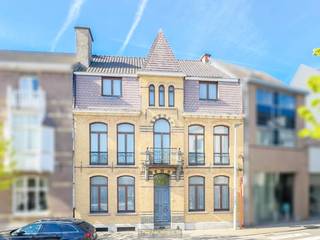 Deze RUIME HERENWONING met een bewoonbare oppervlakte van maar liefst +/- 250M² straalt enorm veel SFEER EN KARAKTER uit en geniet van een...
