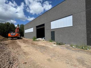 Opslagruimte te huur in Evergem vlakbij de R4 in het industriepark De Nest. Het magazijn van 480 m² beschikt over een vrije hoogte van 7 meter,...