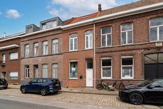 Instapklare gezinswoning met 3 slaapkamers, afgewerkte zolder en gezellige stadstuin zoekt nieuwe eigenaars! Gelegen in het centrum van Ingelmunster, op wandelafstand van winkels, openbaar vervoer en andere voorzieningen.<br /><br />INDELING:<br /><br />Gelijkvloers: Inkomhal met gastentoilet, ruime en lichtrijke leefruimte met open keuken, praktische wasplaats en bijzonder ruime kelder die ideaal dienst doet als extra bergruimte.<br /><br />Eerste verdieping: Bureauruimte, ruime slaapkamer en badkamer voorzien van ligbad, douche en lavabomeubel.<br /><br />Tweede verdieping: Twee volwaardige slaapkamers, waarvan één met eigen douche.<br /><br />Zolderverdieping: Volledig afgewerkte zolder, perfect als vierde slaapkamer, hobbyruimte of thuiskantoor.<br /><br />Buiten: Gezellige en ruime stadstuin waar u in alle rust kunt ontspannen of gezellig kunt tafelen.<br /><br />TROEVEN:<br /><br />Instapklare gezinswoning<br />3 ruime slaapkamers + afgewerkte zolder (mogelijkheid tot 4e slaapkamer)<br />Ruime en lichtrijke leefruimte met open keuken<br />Zeer ruime kelder<br />Praktische wasplaats<br />Badkamer met ligbad en douche<br />Extra douche op één van de slaapkamers<br />Gezellige stadstuin<br />Centrale ligging nabij winkels, scholen en openbaar vervoer.