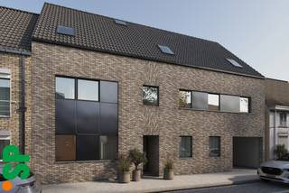 Appartement (eerste verdieping) in residentie 'OLMSEBAAN'.<br /><br />Ontdek dit appartement met zeer ruim terras op de eerste verdieping in de nieuwe residentie 'OLMSEBAAN'. De indeling omvat een inkomhal, twee comfortabele slaapkamers, een moderne badkamer, een apart toilet, een ruime en lichtrijke woonkamer met open keuken, en een praktische berging/wasplaats.<br /><br />Het gebouw is uitgerust met een lift en biedt diverse parkeermogelijkheden aan de rechterzijde van het gebouw: autostaanplaatsen, carports en garages zijn apart aan te kopen.<br /><br />De appartementen worden opgetrokken met ecologisch verantwoorde materialen en voldoen aan de BEN-norm (Bijna-EnergieNeutraal) met een E-peil lager dan 30. Hiervoor worden ze uitgerust met milieuvriendelijke technieken.<br /><br />Centraal gelegen op wandelafstand van het centrum, met een vlotte verbinding naar in- en uitvalswegen.<br /><br />Verkoop onder BTW-stelsel, mogelijkheid tot toepassing van het 6% btw-tarief. Een ideale opportuniteit, zowel voor starters als voor investeerders.<br /><br />De afgebeelde beelden en materialen zijn bedoeld ter inspiratie en kunnen afwijken van de definitieve oplevering.<br /><br />Voor meer informatie of een bezoek ter plaatse, kan u contact opnemen met IMMO SP via 014 59 10 20 of mailen naar jill@immosp.be. Benieuwd naar de waarde van uw eigen woning? Vraag vrijblijvend een gratis verkoopanalyse aan – wij helpen u graag verder!