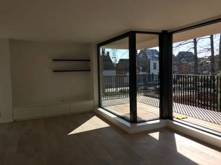 <p><span>Ruim en modern tweeslaapkamerappartement met terras van 18 m², ondergrondse parkeergarage en gemeenschappelijke parktuin (+ €150/maand)</span></p><p><span>Indeling:</span></p><p><span>Via de inkomhal bereikt men het appartement op de eerste verdieping per trap of lift.</span></p><p><span>Ruime open leefruimte, onderverdeeld in zithoek, eetkamer en open ingerichte keuken, voorzien van alle moderne gemakken. Aansluitend bevindt zich een aparte berging.</span></p><p><span>Naastgelegen vindt u een apart toilet. Via de nachthal bereikt u de ingerichte badkamer, voorzien van dubbel lavabomeubel en riante inloopdouche. Achteraan bevinden zich twee ruime slaapkamers, voorzien van ingemaakte kasten.</span></p><p><span>Het zuidwestgerichte terras is bereikbaar vanuit de leefruimte door middel van grote schuiframen.</span></p><p><span>Het hele appartement is voorzien van een prachtige parketvloer en grote glaspartijen.</span></p><p><span>Verder is het appartement hoogwaardig afgewerkt en geniet het van een veelheid aan ingemaakte kasten.</span></p><p><span>Met de lift bereikt u eenvoudig de ondergrondse autostaanplaats.</span></p><p><span>Vaste kosten + €150 euro per maand</span></p><p><span>Interesse?</span></p><p><span>Tel. 03 666 30 66 of mail naar: <span>info@allure-re.com</span></span></p>