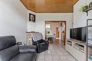 <br /><br />Deze gezellige starterswoning met 3 slaapkamers is gelegen in de Hobelaan, vlakbij het centrum van Veurne en het openbaar vervoer.<br /><br />Via de inkomhal kom je terecht in de gezellige leefruimte. Aansluitend vind je de ingerichte keuken, voorzien van een spoelbak, dampkap, gasfornuis, oven en aansluiting voor een wasmachine. Naast de keuken bevindt zich nog een extra eetruimte of een polyvalente kamer die je naar wens kan invullen.<br /><br />Op het gelijkvloers heb je nog het apart toilet en de badkamer. <br />De eerste verdieping telt 2 slaapkamers en op de tweede verdieping is er nog een extra kamer ingericht. <br /><br />Buiten geniet je van een terras met tuin én een garage. De garage is bereikbaar via de Proostdijkstraat aan de achterkant van de woning. <br /><br />Troeven:
<ul><li>Gezellige en instapklare woning </li><li>Centrale ligging nabij het centrum van Veurne </li><li>Garage aanwezig </li><li>Geen renovatieverplichting </li></ul>
<br />Interesse? <br />Contacteer ons via 058 31 58 58 of via hanne.huyghe@era.be