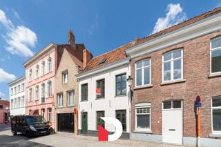 Maak kennis met deze energiezuinige stadswoning met 3 slaapkamers die gelegen is in een rustige straat in het hart van Brugge. <br /><br />Deze authentieke woonst werd volledig gestript en van 0 terug heropgebouwd. Elke leiding (water, riolering, elektriciteit) in deze woning is nagelnieuw en enkel de voorgevel bleef staan. Bijgevolg heeft dit eigendom een energielabel B. Dit betekent dat de woning zeer energiezuinig is en je dus zult genieten van lage energiekosten.<br /><br />De afwerkingsgraad van deze woning is van zeer hoge kwaliteit. Er werd gewerkt met rustgevende kleuren/materialen. De combinatie van de energiezuinigheid en de hoogwaardige afwerking maken deze stadswoning tot een unieke vondst in het centrum van Brugge.<br /><br />De indeling is als volgt: inkomhal met ingemaakte vestiairekast, woonkamer met gezellige kachel, ingebouwde tv-kast, berging, moderne leefkeuken met eetplaats en de uiterst gezellige stadskoer.<br />Op verdieping 1 vinden we 2 slaapkamers terug, afzonderlijk toilet en een ruime badkamer met ligbad en inloopdouche. Op verdieping 2 vinden we de masterbedroom terug. <br /><br />De ligging van de woning is echt uniek. Je bevindt je op wandelafstand van alle voorzieningen die de stad te bieden heeft. Van het Astridpark tot de winkels, scholen en restaurants tot culturele bezienswaardigheden, je hebt alles binnen handbereik en toch is het er muisstil.<br /><br />Kortom, deze stadswoning in Brugge is een unieke kans voor wie op zoek is naar een energiezuinige en prachtig gerenoveerde woning op een centrale locatie. Met de gezellige stadskoer, 3 slaapkamers en hoge afwerkingsgraad is dit een ideale woning voor wie wil genieten van het comfort van de stad, zonder in te boeten op duurzaamheid.<br /><br />Contacteer ons voor een bezoek of info via info@delbecque.immo of via 050 45 03 45.