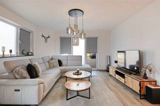 <p>Vous êtes à la recherche d'un bel appartement de 2 chambres à coucher à Zwijnaarde ? Nous avons exactement ce qu'il vous faut !</p><p>L'appartement est situé dans la Zandvoordestraat à Gand, un quartier agréable et facile d'accès au centre-ville. Dans les environs, vous trouverez de nombreux magasins, écoles, transports publics et toutes les commodités nécessaires. De plus, vous bénéficiez ici d'une excellente accessibilité grâce à la proximité des grands axes routiers et de la gare de Gand-Saint-Pierre. Grâce à cette situation favorable, l'appartement combine le confort d'une vie tranquille avec la proximité d'une vie urbaine animée - idéal pour ceux qui veulent une vie pratique et centrale.</p><p><strong>Layout:</strong><br />En entrant, vous pénétrez dans le hall d'entrée spacieux, qui donne accès à l'espace de vie lumineux avec une cuisine ouverte. Une pièce de rangement pratique se trouve à côté de la cuisine. Le hall d'entrée mène ensuite à deux chambres spacieuses et à une salle de bains confortable.</p><p>L'appartement dispose également d'une place de parking souterrain qui peut être achetée pour <strong>25 000 €</strong> supplémentaires.</p><p>N'hésitez pas à nous contacter<strong>pour</strong> plus d'informations ou pour planifier une visite.</p>