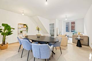 Op zoek naar een volledig instapklare woning waar comfort, energiezuinigheid en een praktische indeling centraal staan? Deze in 2026 van boven tot onder gerenoveerde woning combineert een moderne afwerking met een aangenaam wooncomfort en een groene tuin. Dankzij de grondige renovatie is deze woning helemaal klaar voor haar nieuwe bewoners!<br /><br />Gelijkvloers<br /><br />Via de inkomhal met stijlvolle glazen deur kom je terecht in de lichtrijke leefruimte, waar een gezellige zithoek en eetplaats naadloos in elkaar overvloeien. Aansluitend bevindt zich de volledig vernieuwde keuken, uitgerust met alle nodige toestellen, waaronder een vaatwasser, ingebouwde koelkast en combi-oven/microgolf.<br /><br />Naast de keuken is er een praktische berging met aansluitingen voor een wasmachine en droogkast. Verder beschikt het gelijkvloers over een volledig nieuwe, betegelde badkamer met een ruime inloopdouche, dubbele lavabo en toilet.<br /><br />Eerste verdieping<br /><br />Op de eerste verdieping bevinden zich twee ruime slaapkamers en een afzonderlijk toilet. <br /><br />Zolderverdieping<br /><br />Via een vaste trap bereik je de volledig afgewerkte zolderverdieping, die werd ingericht als een volwaardige derde slaapkamer. Deze ruimte biedt tal van mogelijkheden en kan uiteraard ook dienstdoen als bureau of hobbyruimte.<br /><br />Tuin en buitenruimte<br /><br />Ook buiten heeft deze woning heel wat te bieden! De groene, uitgestrekte tuin van circa 95 m² vormt een heerlijke plek om in alle rust te ontspannen. Het gezellige terras sluit mooi aan bij de woning en biedt voldoende ruimte voor een aangename zithoek.<br /><br />Daarnaast bevindt zich buiten nog een handige aanbouw die perfect kan dienen als extra berging, hobbyruimte of polyvalente ruimte.<br /><br />Algemeen<br />- Zonnepanelen<br />- Volledig gerenoveerd in 2026, van boven tot beneden<br />- 3 volwaardige slaapkamers<br />- Energiezuinige verwarming via lucht-luchtwarmtepompen<br />- Elektrische installatie conform<br />- Asbestveilig<br />- Groene tuin van circa 95 m² met gezellig terras<br />- Extra aanbouw met diverse gebruiksmogelijkheden<br />- Tal van praktische opbergmogelijkheden<br />- Volledig instapklaar met hoog wooncomfort<br />- Gunstige ligging nabij het centrum van Sint-Niklaas<br /><br />Een volledig vernieuwde gezinswoning waar energiezuinigheid, ruimte en hedendaags comfort samenkomen! Dankzij de praktische indeling, de drie slaapkamers en de aangename tuin is dit de ideale woning voor wie zonder zorgen wil verhuizen.<br /><br />Interesse in deze instapklare woning? Neem gerust contact op met De Boer & Partners voor meer informatie of een bezoek ter plaatse!