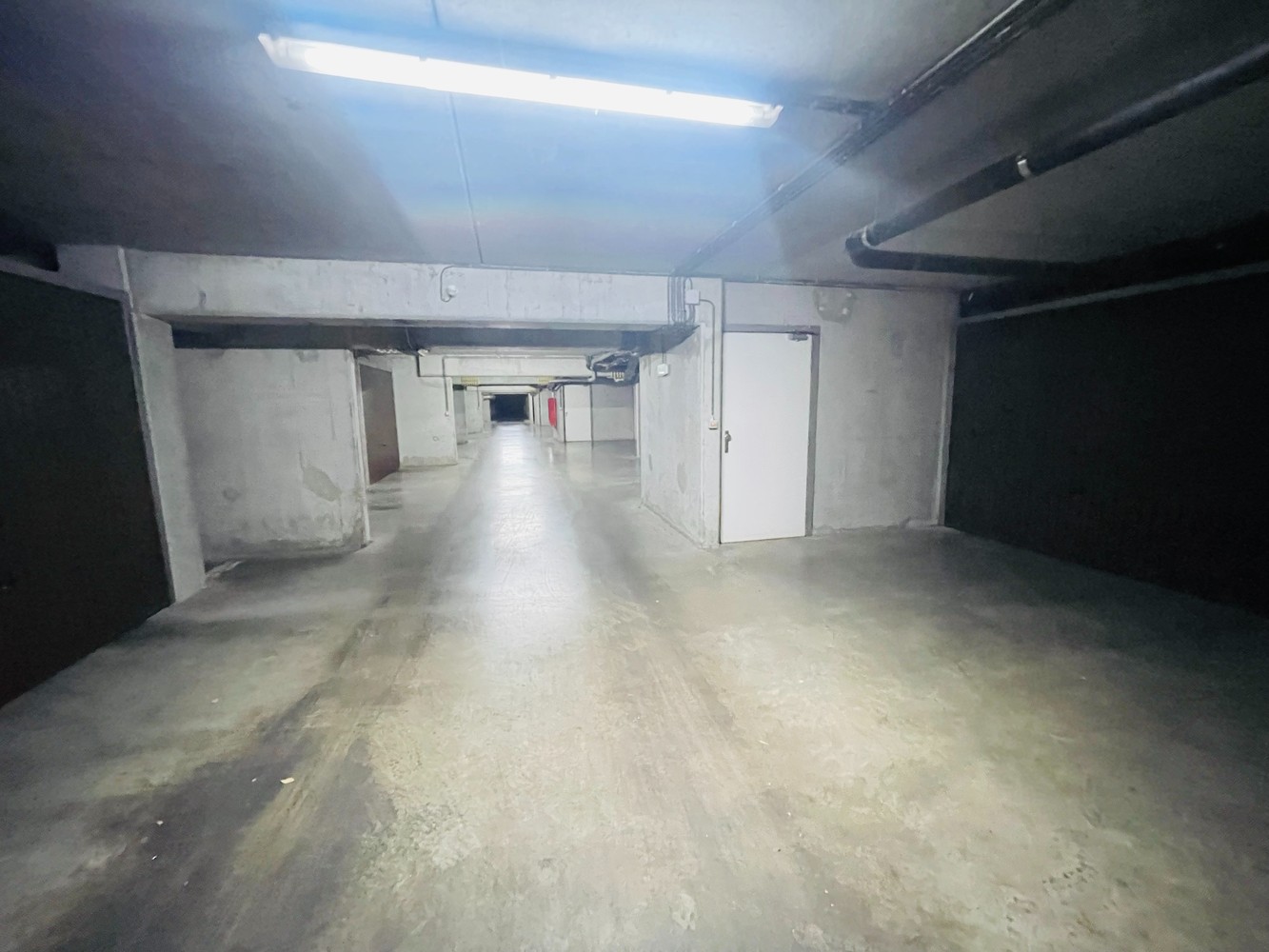 Brugge Sint-Michiels , ruime garagebox te koop in net gebouw. - foto 4