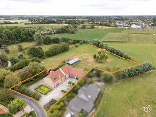 Vandaag nemen we je mee naar Puurs. In een rustige straat tussen de velden, doch in de nabijheid van alle belangrijke voorzieningen, vinden we deze volledig gerenoveerde, energiezuinige hoeve met industriële look terug.<br /><br />We betreden de woning via de ruime, lichtrijke inkomhal met vestiaire en gastentoilet. Wanneer we doorwandelen, komen we terecht in de imposante leefruimte met aansluitend de open keuken. Dankzij de hoge raampartijen geniet de leefruimte van bijzonder veel natuurlijk licht en heb je een prachtig uitzicht op de tuin en omliggende weilanden. Verder bevinden zich op het gelijkvloers twee ruime slaapkamers met aansluitend de eerste badkamer.<br /><br />Via de trap bereiken we de verdieping, waar de vide een indrukwekkende kijk geeft op de leefruimte. Hier vinden we een bureau en polyvalente ruimte terug, die je nog helemaal naar eigen wens kan inrichten. Verder op de gang bevinden zich nog eens twee ruime slaapkamers, een tweede badkamer, een apart toilet en een dressing.<br /><br />De absolute troef is de zuidwest gerichte tuin waar je heerlijk in het groen kan vertoeven. Genieten van een aperitief was nog nooit zo aangenaam.<br /><br />Aan parkeerruimte is er bovendien geen gebrek: er zijn drie garages en een grote oprit. <br /><br />De woning onderging in 2002 een totaalrenovatie en is uitgerust met zonnepanelen.<br /><br />De woning is gelegen in een RUP.<br /><br />Heb je interesse in deze prachtig gerenoveerde en energiezuinige hoeve?<br />Neem dan gerust contact op via julie@julimmo.be of 0473 51 31 45.