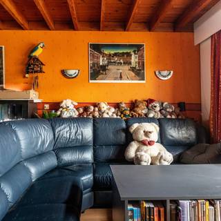 Ontdek het potentieel van deze charmante woning gelegen in het rustige Assebroek!<br />Benieuwd wat deze woning jou allemaal te bieden heeft?<br /><br />✨ <strong>Hoogtepunten van de woning</strong><br />* Gesloten bebouwing met veranda en charmante, onderhoudsvriendelijke tuin met tuinhuis<br />* Lichte en gezellige woonkamer en een aparte goed ingerichte keuken<br />* Zeer ruime hobbykamer met tal van mogelijkheden<br />* Inpandige garage<br />* Energiezuinig : zonnepanelen (5,5kW) <br />* Beschikbaarheid regenwater<br /><br />🌿 <strong>Wonen in alle rust</strong><br />Gelegen in het rustige Assebroek, de groene rand van Brugge. Scholen, winkels, horeca en openbaar vervoer binnen handbereik. <br />Perfect voor de liefhebbers van ruimte en vrijheid, zonder te hoeven in te leveren op comfort en bereikbaarheid.<br /><br />🔑 <strong>Interessante vastgoedinvestering</strong><br />Deze woning wordt verkocht als vastgoedinvestering; de huidige eigenaar blijft de woning bewonen tegen betaling van een maandelijkse bewoningsvergoeding. De woning blijven bewonen is een voorwaarde voor verkoop.<br />Plan vandaag nog een bezichtiging en ontdek zelf de vele mogelijkheden van deze interessante vastgoedinvestering.<br /><br />📩 Stuur een bericht voor meer informatie of maak een afspraak met Immo Bia (sabrina@immobia.be of 0470/03.31.39)<br />