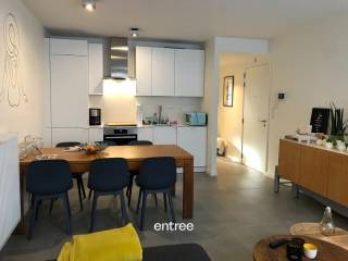 Op slechts 100m van het station en in het centrum van Lokeren vinden we dit modern, recent gebouwd appartement.<br />Het appartement bevindt zich op de tweede verdieping en is te bereiken via een ruime lift en/of trappenhal.<br /><br />De lichtrijke leefruimte met volledig ingerichte open keuken zorgt ervoor dat je kwalitatief en zorgeloos kan wonen. <br />Het appartement beschikt over een ruime berging, apart toilet, badkamer met douche en wastafel, 1 slaapkamer en een zongericht terras. <br /><br />Het appartement is tevens geschikt voor een hulpbehoevend publiek. Zo is de douche voorzien van een uitklapbaar stoeltje en zijn er handgrepen geplaatst waar nodig. <br /><br />Huurprijs: 775€/maand + 25€/maand gemeenschappelijke kosten<br /><br />Wat je nodig hebt, kan je in de onmiddellijke omgeving terugvinden.<br /><br />Interesse? Contacteer Pieterjan voor een bezoek op pw@entree.be of 0472 80 20 65<br /><br /><br /><br />