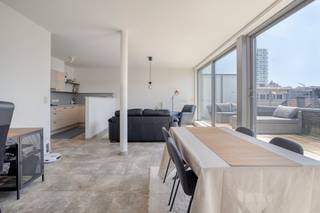 Lichtrijk appartement te koop gelegen op de vierde verdieping. Het appartement ligt op toplocatie aan de Sint-Jacobsmarkt in het bruisende hart van Antwerpen. Dit appartement is perfect gelegen nabij de Universiteit Antwerpen en openbaar vervoer wat zorgt voor een vlotte bereikbaarheid. <br /><br />Indeling: <br />- inkomhal <br />- open leefruimte met open keuken <br />- berging <br />- ruim terras vooraan <br />- nachthal <br />- apart toilet <br />- slaapkamer 1 <br />- slaapkamer 2 <br />- badkamer <br />- kelderberging <br /><br />Extra troeven: <br />- locatie <br />- EPC B <br />- uitstekende mobiscore: 9,5/10 <br />- ruim terras <br />- lift <br />- privatieve kelderberging. <br /><br />Dit appartement te koop wordt aangeboden voor een prijs van 375.000 euro. Daarnaast is er een autostaanplaats verplicht mee aan te kopen aan 35.000 euro. <br /><br />Bent u geïnteresseerd in een appartement of woning te koop in Antwerpen? Aarzel dan niet om ons te contacteren. <br />Had u graag uw eigen eigendom te koop aangeboden contacteer ons dan voor een vrijblijvende schatting, telefonisch op het nummer 03/206.76.76 of per mail naar antwerpen@dewaele.com. <br /><br />Ook voor alle andere vragen omtrent vastgoed kan u steeds bij ons kantoor te Antwerpen terecht!<br /><br />Bestuursmaatregelen in het maatregelenregister: nee