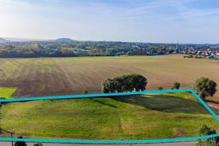 We Invest Centre Hainaut vous présente ce lot de 8 terrains à bâtir très bien situés dans une rue calme à proximité des services et axes routiers, proposant des superficies de:<br /><br />Lot 1: +/-13a 02ca<br />Lot 2: +/-9a 64ca<br />Lot 3: +/-9a 18ca <br />Lot 4: +/-8a 35ca<br />Lot 5: +/-9a 25ca<br />Lot 6: +/-7a 95ca<br />Lot 7: +/-7a 36ca<br />Lot 8: +/-8a 80ca<br /><br />Exposition des jardins plein Sud, tous les raccordements sont à rue, vue arrière dégagée sur les champs.<br />Largeur façade à rue de +/-15m ou plus en fonction des lots.<br /><br />Permis d'urbanisation octroyé pour la construction de 8 maisons jumelées 3 façades.<br />L'acquéreur pourra demander son permis d'urbanisme pour la construction de sa ou ses maison(s) sur base des prescriptions urbanistiques.<br />Libre de constructeur.<br /><br />Belle opportunité à saisir rapidement!<br />Prix souhaité: 599.000€ pour le lot<br /><br />!!! We Invest Centre Hainaut - Votre agence de proximité sur La Louvière, Binche, Thuin, Anderlues, Chapelle, Morlanwelz, Manage, Seneffe, Courcelles et Pont-à-Celles !!!