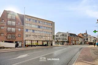 VALIMMAS verkoopt in het centrum van Asse dit verzorgde en direct instapklare hoekappartement op de derde verdieping (met lift).    

Het appartement bestaat uit een inkomhal met vestiairekast, een toilet, een ruime living, een ingerichte keuken, een badkamer met douche, en twee slaapkamers.    
Inclusief een kelder en het gebruik van de gemeenschappelijke fietsenberging.    

Hoekappartement = veel lichtinval !
Gelegen in de onmiddellijke nabijheid van winkels, scholen, Markt, bushalte en station.  Mobiscore 8,6/10.   