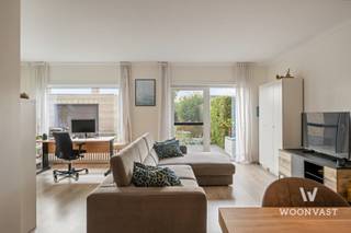 Droom je van een lichtrijke, gerenoveerde woning in een rustige en groene residentiële woonwijk? Deze instapklare halfopen bebouwing biedt u het beste van twee werelden: een serene omgeving en toch dichtbij alle voorzieningen!<br /><br />De woning kenmerkt op de benedenverdieping de inkomhal met apart gastentoilet en vestiaireruimte, de keuken met bijna allemaal vernieuwde toestellen (ker.kookplaat, koelkast, diepvriezer, dampkap, vaatwasser & oven), de lichtrijke eetplaats en woonkamer met mogelijkheid voor bureauruimte.<br /><br />Op de eerste verdieping is er de nachthal, 3 slaapkamers en de volledig vernieuwde badkamer (2022) met ligbad en douchemogelijkheid, toilet en enkele wastafel in meubel.<br /><br />Ruimte te kort? Er is nog een volledig geïsoleerde zolder aanwezig die kan ingericht worden naar wens.<br /><br />Genieten van elke zonnestraal kan in de volledig zuid georiënteerde tuin met aangelegd terras. De tuin grenst aan een speelpleintje wat het ideaal maakt voor gezinnen met kinderen.<br /><br />De oprit biedt plaats voor meerdere auto's en de vrijstaande garage met grondwaterput vult de lijst van pluspunten verder aan.<br /><br />Deze traditioneel gebouwde woning biedt een unieke combinatie van comfort, ruimte en een groene omgeving. Een bezoek is absoluut de moeite waard!<br /><br />TROEVEN IN EEN NOTENDOP:<br />- Uitmuntende ligging: slechts 1,5km van centrum (scholen, winkels, station,...)<br />- Zuid georiënteerde tuin<br />- Parkeermogelijkheden<br />- Rolluiken aanwezig<br />- Instapklaar<br />- Aangrenzend park + rustige woonomgeving<br />- Energiezuinig en elektriciteit conform<br /><br />Meer informatie/een bezoek? Maak eenvoudig jouw afspraak op WWW.WOONVAST.BE of contacteer Jonas op 0468 19 11 62 of via jonas@woonvast.be
