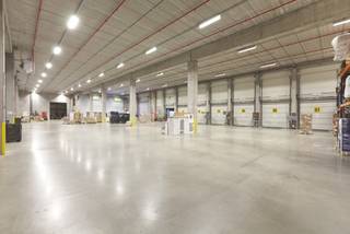 Prachtig logistiek gebouw te huur met een opslagruimte 11.025m², mezzanine 1.588m² en kantoorruimte 1.534m². Gunstig gelegen naast de nieuwe...