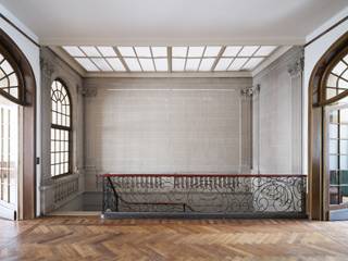 <strong>Unieke herenwoning met tuin en garage in neorococostijl nabij Gent-Sint-Pieters.</strong><br /><br />Op een <strong>toplocatie</strong>, op <strong>wandelafstand van station Gent-Sint-Pieters</strong>, bevindt zich deze<strong> karaktervolle herenwoning uit 1919</strong>. Een zeldzaam pand in <strong>neorococostijl</strong>, gekenmerkt door <strong>elegante proporties, verfijnde geveldetails </strong>en een<strong> imposant volume.</strong><br /><br />De woning biedt een <strong>bewoonbare oppervlakte van 481 m²</strong>, met op het <strong>gelijkvloers</strong> een <strong>voormalige koetshal</strong>, een i<strong>ndrukwekkende traphal met vide</strong>, een <strong>bureauruimte</strong> en een <strong>keuken met aansluitend terras</strong> en een <strong>zuidwestgerichte tuin</strong>. Op de verdiepingen bevinden zich de <strong>eet- en leefruimtes</strong> met<strong> statige volumes</strong>,<strong> meerdere slaapkamers, badkamers</strong> en een ruime zolder.<br /><br /><strong>Bijkomende troef</strong> is is de mogelijkheid om het<strong> achterliggende bijgebouw met dubbele garage</strong> mee aan te kopen.<br /><br />Het pand<strong> vraagt renovatie</strong>, maar biedt een <strong>uitzonderlijke kans om wonen en werken te combineren </strong>op een prestigieuze locatie.<br /><strong>De royale ruimtes, hoge plafonds en authentieke elementen vormen de ideale basis voor een exclusief renovatieproject.</strong><br /><br /><strong>Kortom: een unieke herenwoning met tuin en garage, vol karakter en potentieel, op een van de meest gegeerde locaties van Gent.</strong><br /><br />Voor meer informatie, mail naar info@carloeggermont.be