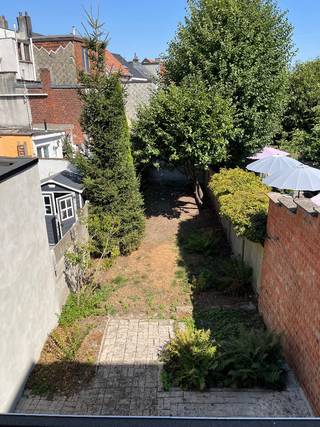 Op zoek naar een woning die je volledig naar jouw smaak kan omvormen? Deze lichte, betaalbare woning met garage, veranda en een gezellig tuintje biedt een ideale basis voor wie graag de handen uit de mouwen steekt. Gelegen in een aangename buurt in Schoten, parkeren doe je vlot in de straat of voor de deur.<br /><br />Waarom deze woning een unieke kans is?<br /><br />Met de nodige renovatiewerken kan deze woning worden omgevormd tot een comfortabele gezinswoning met een logische, moderne indeling. Denk aan:<br />- Een ruime leefkeuken op het gelijkvloers, rechtstreeks verbonden met de tuin.<br />- Een gezellige TV-hoek op de eerste verdieping, met open zicht op de straat dankzij het ontbreken van bebouwing recht tegenover.<br />- Een grote slaapkamer met dressing op de eerste verdieping, uitkijkend op de tuin.<br />- Op de tweede verdieping: twee kinderkamers met een badkamer en toilet.<br /><br />Een plan met mogelijke indeling binnen de bestaande vierkante meters is reeds beschikbaar (zie ingekleurd plan). Uitbreiden kan mits omgevingsvergunning.<br /><br />Volop renovatiepotentieel: Je geeft deze woning van top tot teen jouw eigen stempel. EPC F-label, waardoor de Vlaamse renovatieverplichting van toepassing is.<br /><br />Interesse in een bezoek? Kom gerust langs op de kijkdag op 5 september tussen 9u-12u en ontdek zelf het potentieel van deze woning.