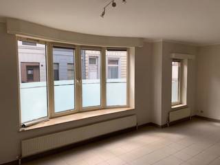 <p>Dit gezellige 1-slaapkamerappartement bevindt zich in Residentie Maya en geniet van een uitstekende ligging nabij het centrum van Wetteren, met winkels, openbaar vervoer, scholen en andere voorzieningen op korte afstand.</p><p></p><p>Het appartement beschikt over een lichtrijke woonkamer, een praktische indeling en is ideaal voor alleenstaanden of koppels die op zoek zijn naar een aangename woonst op een centrale locatie. Dankzij het gunstige EPC-label B woont u hier bovendien comfortabel en energiezuinig.</p><p></p><p>De huurprijs bedraagt € 715 per maand, aangevuld met € 30 gemeenschappelijke kosten. </p><p></p><p>Interesse? Contacteer Hanne voor meer informatie of een bezoek.</p>