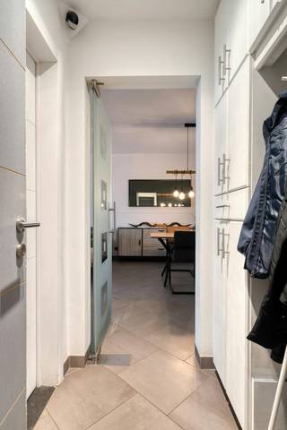 Gelegen in de Palmstraat in Kapellen, vlakbij het centrum bevindt zich dit lichtrijk gelijkvloers appartement met 2 slaapkamers, garagebox en...