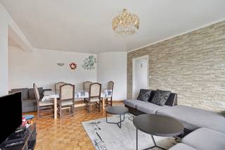 <p>immo DAVID présente: appartement deux chambres avec ascenseur et cave privative, idéalement situé</p>
<p>Appartement lumineux de deux chambres situé au 9ᵉ étage, partiellement à rénover, avec une cave privée et une terrasse orientée sud-ouest de 6 m² offrant une vue magnifique sur le parc.</p>
<p>L’appartement se compose d’un hall d’entrée, d’une cuisine séparée de 6 m², d’un séjour convivial de 24 m², d’un hall de nuit, de deux chambres de 9 m² et 12 m², ainsi que d’un toilette séparé. Grâce à sa luminosité naturelle, il dégage une atmosphère chaleureuse et accueillante.</p>
<p>Son emplacement est excellent : à proximité du Ring, de Bruxelles, du centre-ville, des écoles, des commerces, des transports en commun, de l’hôpital UZ Jette, du parc Laarbeek et de la piste cyclable. Cet appartement combine ainsi confort et accessibilité.</p>
<p>Il représente une opportunité intéressante pour les primo-accédants, les investisseurs ou toute personne à la recherche d’un appartement abordable avec un fort potentiel.</p>
<p> Mesures administratives dans le registre des mesures : en cours de demande.</p>