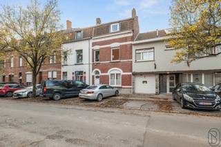 <p>Te koop: woning met 4 slaapkamers en tuin – ideaal voor co-housing of gezin – gegeerde buurt nabij CHwapi</p>
<p>Gelegen tegenover een park en op korte afstand van het CHwapi, biedt deze bemeubelde woning mooie volumes, uitstekend comfort en een onmiddellijk rendement. Momenteel verhuurd in co-housing aan 4 personen, maar ook perfect geschikt als gezinswoning zonder aanpassingen.</p>
<p>Inkomhal, bureau/opbergruimte (16 m²), woonkamer (13 m²), douchekamer met lavabo, apart toilet, ingerichte keuken (oven, vitrokeramische kookplaat, dampkap, koelkasten, diepvriezers, eetruimte). Drie kelders, waarvan één met wasmachineplaats en recente Vaillant condensatieketel.<br />1e verdieping: twee ruime slaapkamers met lavabo.<br />2e verdieping: twee slaapkamers van 13 m² met lavabo + douchekamer met toilet.<br />Buiten: aangelegde tuin en terras van 15 m².</p>
<p>Troeven: PVC-ramen met dubbele beglazing, recente ketel, geen kosten te voorzien. Woning volledig bemeubeld verkocht.<br />Conforme co-housing met 4 kamers: nooit leegstand, geen geschillen, vlot en stabiel verhuurd, overdracht van huurcontracten en huren bij de akte.</p>
<p>EPC: C – nr. 20251204011610 – 225 kWh/m².jaar – CO₂: 41 kg/m².jaar</p>
<p>Te koop via Immo Beguin, uw vastgoedexpert sinds 2009.<br />Kantoren in Ronse, Waregem, Kortrijk, Deinze, Doornik en Lessen.<br />Bezoek op afspraak: tom@immobeguin.be</p>