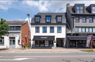 <h3>Instapklare handelsruimte in het bruisende hart van Oud-Turnhout</h3>
<p><strong>Locatie, locatie en… locatie!</strong><br />Bent u op zoek naar een commerciële ruimte met maximale zichtbaarheid én een topligging? Deze instapklare handelsruimte bevindt zich pal in het centrum van Oud-Turnhout, aan het marktplein en langs een drukke verbindingsweg. Dankzij de grote etalage en de ligging naast de slager geniet u van een constante stroom aan voorbijgangers en potentiële klanten. <strong>Beter wordt het niet!</strong></p>
<p><strong>Modern, licht en instapklaar</strong><br />Deze bijzonder recente handelsruimte is verrassend ruim en baadt in het natuurlijke licht dankzij de grote raampartijen. De ruimte is uitgerust met een zonneluifel, ideaal op warme dagen, en een alarminstallatie die zorgt voor extra veiligheid en gemoedsrust.</p>
<p><strong>Compleet uitgerust en praktisch ingedeeld</strong><br />U beschikt over een apart toilet, een ruim magazijn, een privé kantoortje en als extra troef een gezellige binnentuin waar u of uw klanten in alle rust kunnen genieten van een pauze. Er is ook de mogelijkheid om de volledige inventaris over te nemen aan gunstige voorwaarden, zodat u meteen aan de slag kunt.</p>
<p><strong>Ruime parkeergelegenheid</strong><br />Parkeren vormt hier geen enkel probleem. In de directe omgeving vindt u meer dan voldoende parkeergelegenheid, wat het pand extra toegankelijk maakt voor zowel klanten als personeel.</p>
<p><strong>Laat uw ondernemersdroom werkelijkheid worden</strong><br />Deze unieke opportuniteit combineert visibiliteit, comfort en ligging in één. Bent u klaar om uw eigen zaak te starten of uit te breiden in het bruisende Oud-Turnhout? Wacht dan niet langer. Zoals men zegt: voor een succesvolle handelszaak tellen maar drie dingen — <strong>locatie, locatie en… locatie.</strong></p>
<p>📞 <strong>Neem vandaag nog contact met ons op voor een bezoek ter plaatse en ontdek het potentieel van dit pand.</strong></p>