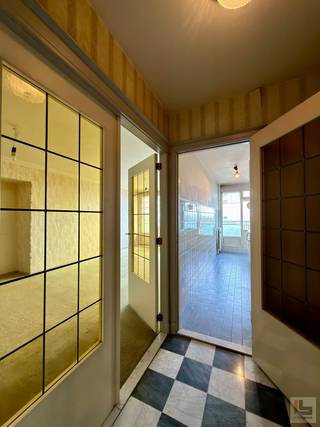 Dit CENTRAAL gelegen 2-SLPK appartement (80m²) met groot terras (15m²) situeert zich op de 12de Verdieping van Residentie "Ter Leie" en bevindt zich in de onmiddellijke nabijheid van openbaar vervoer, (hoge)scholen/universiteiten, talrijke winkels (waaronder Carrefour) &amp; op fietsafstand van het historisch stadscentrum (bereikbaar via het mooi aangelegde stadspark "Groene Vallei" aan het gebouw)! Dit VERZORGD doch TOTAAL VEROUDERD appartement omvat: aparte inkomhal (3m²), keuken (8m² - incl. bergkast), ruime &amp; sfeervolle leefruimte (32m²), nachthal (4m² - incl. bergkast) met praktische ingemaakte dressing (3m²), 2 aangename slaapkamers (15m² en 10m²), apart toilet (1m²) én een ingerichte badkamer (4m² - incl. aansluiting WM &amp; DK). Tevens is er nog een groot RELAX-TERRAS (15m²) dewelke zich bevindt over de gehele breedte van het appartement met adembenemend zicht op de torens van Gent. In de kelderverdieping van het gebouw beschikt het appartement nog over 2 PRIVATIEVE KELDERS (nr. 19 en 101), een PRIVATIEVE PARKEERPLAATS (nr. 29 - verplicht aan te kopen voor € 20.000) en een gemeenschappelijke fietsenberging &amp; vuilnislokaal! EPC: 167 kWh/m² - (Label B) - VRIJ BIJ AKTE! Mits enige opfris-, en renovatiewerken maakt U van dit pand met enorm potentieel een échte thuis voor zowel alleenstaande, gezin, investeerder OF voor ouders met studenten! Bel IMMOBOSS voor meer info en/of bezoek - 0495/265 333 - BUITENKANS!