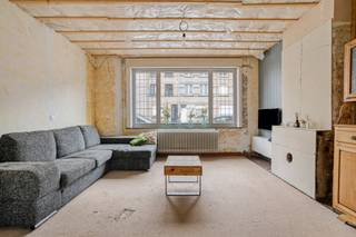 Ruim en lichtrijk huis te koop met 4 slaapkamers (mogelijkheid tot 5) en zuidwest gerichte tuin nabij het centrum van Ieper! Gelegen in de Haiglaan nabij het centrum, winkels, openbaar vervoer en oprit autostrade. Deze woning is nog verder af te werken op het gelijkvloers, maar al heel wat ingrijpende werken werden uitgevoerd. Contacteer Maxime op 0493 25 32 64 of via maxime.delbaere@dewaele.com INDELINGVerdiep -1: KelderGelijkvloers: Ruime inkomhal - Salon (20m²) - Open eetplaats (18m²) - Keuken (11m²) - Bijkeuken (9m²) - Wasplaats met berging (8m²) - Terras (25m²) - Tuinhuis (12,5m²) - Zuidwest gerichte tuin. Eerste verdieping: - Badkamer met bad, inloopdouche en dubbele lavabo (6,5m²) - Nachthal met berging (10m²) - Twee ruime slaapkamers - Dressing/slaapkamer 3 - Apart toilet. Vaste trap naar de tweede verdieping. Tweede verdiep: Ruime zolder, mogelijkheid tot 2 slaapkamers. Algemeen- Lichtrijke woonkamer met hoge palfonds - 4 slaapkamers (5 mogelijk)- 8 zonnepanelen aanwezig (3360 WP) - Thuisbatterij aanwezig (5KW) - goede ligging en bereikbaarheid- nabij winkels, scholen, afrit autostrade,... - Zuidwest gerichte tuin- Steenput aanwezig - Voldoende parkeergelegenheid voor de deur of in achterliggende wijk