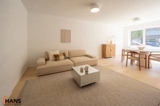 Dit instapklare gelijkvloers appartement bevindt zich op een rustige, maar uiterst centrale ligging. Het appartement werd recent gerenoveerd en beschikt over een inkomhal met vestiairekast, een apart gastentoilet, een ingerichte badkamer, een lichtrijke leefruimte en een volledig geïnstalleerde keuken. Verder zijn er twee volwaardige slaapkamers aanwezig, waarvan één directe toegang biedt tot de privatieve tuin — ideaal om in alle rust van het buitenleven te genieten.<br /><br />Dankzij de kwalitatieve afwerking, individuele nutsvoorzieningen en gunstige EPC-score vormt dit appartement zowel voor eigen bewoning als investering een uitstekende opportuniteit.<br /><br />Er bestaat bovendien de mogelijkheid om een garagebox aan te kopen aan € 25.000. De aankoop hiervan is volledig vrijblijvend en niet verplicht.<br /><br />De gemeenschappelijke kosten zijn momenteel nog niet definitief vastgelegd, maar zullen naar verwachting beperkt blijven tot enkel de kosten van de minuterie (verlichting gemeenschappelijke hal) en de blokpolis. Deze worden voorlopig geraamd op ongeveer € 20 per maand.<br /><br />Extra troeven:<br /><br />Recent gerenoveerd appartement;<br />Privatieve tuin;<br />Mogelijkheid tot aankoop garagebox;<br />Lage vermoedelijke gemeenschappelijke kosten;<br />Individuele nutsvoorzieningen;<br />Gunstig EPC;<br />Rustige en centrale ligging.<br /><br />De beschikbare documenten kan u terugvinden via de downloads op onze website.<br />Voor meer informatie kan u terecht op www.hansvastgoed.com of contact opnemen via info@hansvastgoed.com of +32 3 366 05 30.