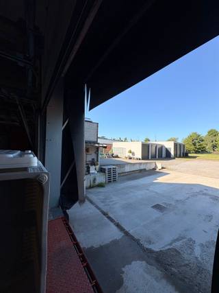 TE HUUR: VEELZIJDIG INDUSTRIEEL PAND VAN ± 400 M² MET LAADKADES, KOEL- EN VRIESRUIMTESVeelzijdig industrieel pand van ca. 400 m² te huur, ideaal voor...