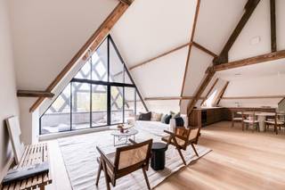 Dit prachtige duplex appartement in Leiepark biedt een unieke combinatie van luxe, comfort en geschiedenis. Met een oppervlakte van 108 m² en...