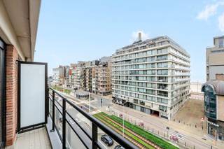<strong>Wenduine: Instapklaar 1 slaapkamer appartement te koop met tussenliggend zeezicht in hartje Wenduine.</strong><br /><br />Gezellig appartement in het centrum van Wenduine te koop, in de nabijheid van het commerciële centrum, zeedijk en het openbaar vervoer. De tramhalte &amp;quot;Wenduine Centrum&amp;quot;  is zeer nabij.<br /><br /><strong>Indeling</strong><br />Ruime inkomhal, afzonderlijk toilet, ruime living met open keuken en terras met tussenliggend zeezicht, badkamer met ligbad/douche en een wastafelmeubel en een luchtige slaapkamer aan de achterzijde van het appartement.<br /><br /><strong>Troeven</strong>
<ul><li>Op 150m van de zeedijk.</li><li>Centrale ligging. </li><li>Inclusief kelder in de residentie.</li><li>Gunstig EPC: label-B. </li></ul>
Meer informatie? Contacteer Ilse op het nummer 0456/ 96 04 61