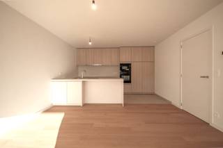 Volledig afgewerkt en instapklaar appartement met ruim terras en privatief tuintje.<br />Oplevering bij akte.<br /><br />Indeling: er is een inkomhal die toegang geeft tot een aparte berging, toilet en keuken. Via de open keuken heb je overigens toegang tot de lichtrijke leefruimte, terras en tuin. Daarnaast is er ook een nachthal die toegang geeft tot het de badkamer en de twee slaapkamers. De badkamer bestaat uit een inloopdouche en een dubbele lavabo.<br /><br />Alle muren en plafonds twee-laags opgeschilderd, mdf plinten en deuren geschilderd.<br /><br />Volledig instapklaar afgewerkt!<br /><br />De bewoonbare oppervlakte bedraagt 102,00 m². De oppervlakte van het terras bedraagt 32 m².<br /><br />Op de zijkant van het gebouw bevinden zich de bergingen. Bij appartement 0.1 hoort berging 7. Achteraan zijn de garageboxen met een oppervlakte van 18m², voorzien van een manuele sectionale poort. Kan geautomatiseerd worden, voorzieningen voor het plaatsen van een laadpaal zijn ingewerkt.<br /><br />Er is een afgesloten gemeenschappelijke fietsenberging voorzien, bruikbaar voor alle bewoners.<br /><br />De prijs van de berging bedraagt 6.300,- euro. <br /><br />E-peil 10 (100% vrijstelling op onroerende voorheffing voor 5 jaar). Er zijn 4 zonnepanelen (435 Wp/st) geplaatst en inbegrepen. Uitbreiding PV installatie mogelijk zodat E-peil 10 gehaald wordt met volledige vrijstelling van onroerende voorheffing voor 5 jaar.<br /><br />Warmtepomp (lucht/water) met vloerverwarming met apart regelbare circuits per ruimte.<br /><br />Alle bedragen zijn exclusief garages, bergingen en alle kosten. De berging dient mee aangekocht te worden. <br /><br />Prijs voor het appartement met garage en berging is 383.604,- euro (exclusief registratie, notaris, btw en aansluitingskosten). Opsplitsing als volgt: grondaandeel 77.682,- euro, constructiewaarde 305.922,- euro.<br /><br />AANKOOP AAN 6% BTW OP CONSTRUCTIE MOGELIJK: zowel voor eigen bewoning als bij engagement tot lange verhuur (minstens 15 jaar)<br /><br />OPENDEUR OP ZATERDAG 24/10 VAN 9U-12U30<br />==> inschrijven kan via de website of via xavier@opt-immo.be - 0491 33 66 29