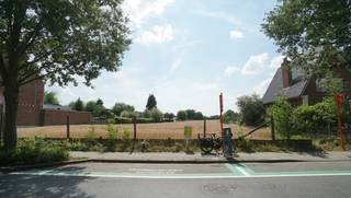 Rustig gelegen perceel bouwgrond van 6 are 10 ca voor half-open-bebouwing. <br />Zuid-west georiënteerd.<br />Perceelbreedte circa 11,9m vooraan en circa 12,5m achteraan<br />Perceelsdiepte: circa 50m.<br />Bouwbreedte: 9m maximum - bouwdiepte: 17m maximum op gelijkvloers en 12m maximum op verdieping.<br />Kroonlijsthoogte: 6,50m. <br />Geen bouwverplichting. <br />Opmetingskosten ten laste van kopers 1.800 euro.<br />Stedenbouw info: omgevingsvergunning verkaveling - woongebied - BPA K11 Koetsweg deel 2 en algemene bouwverordening Leuven - geen voorkooprecht ruimtelijke ordening - geen rechterlijke herstelmaatregel of bestuurlijke maatregel opgelegd - geen maatregelen in het Vlaams handhavingsplatform.<br />Niet overstromingsgevoelig - perceelscore A.