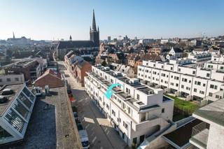 <p><strong>Brand-new energy-efficient home for rent in the heart of Leuven!<br /><br /></strong>Looking for a modern, move-in-ready home in a prime location in Leuven? This new-build home at Sluisstraat 45 offers the best in comfort, energy efficiency, and city living.<br /><br />Upon entering, you are welcomed into a spacious, open living area with solid parquet flooring and large windows overlooking the garden. The fully equipped kitchen features high-quality appliances, perfect for those who love to cook and enjoy social gatherings.<br /><br />The house offers three full-sized bedrooms, including a master bedroom with an ensuite bathroom. Perfect for families, couples, or professionals looking for extra space. With underfloor heating powered by an energy-efficient heat pump and an EPC A rating, you are assured of low energy consumption and optimal living comfort. A 5,000-liter rainwater tank is also available.<br /><br />Additionally, you have access to an underground basement with a private parking space—an invaluable asset in the city center.<br /><br />The location is simply outstanding: situated on Sluisstraat, near Sluispark, Vaartkom, and the Klein Begijnhof. You’ll be within walking distance of the Grote Markt, with shops, restaurants, and public transport just around the corner. Leuven’s train station is also just 1.5 km away.<br /><br />Contact us today for a viewing!</p>