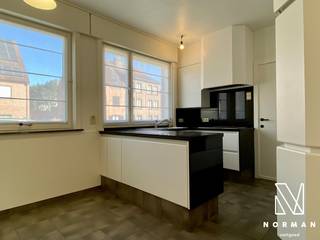 Deze woning is gelegen te Kortrijk in de Azalealaan nummer 26 en is op zoek naar nieuwe bewoners.<br />De afgelopen maanden onderging het huis een aantal renovaties (nieuwe badkamer, nieuwe leidingen, nieuwe vloer in de living, nieuwe chauffages).<br /><br />Zoek jij een woning met veel lichtinval, ruime kamers met veel mogelijkheden en een leuke tuin met klein atelier? Dan is een bezoek aan deze woning zeker de moeite.<br /><br />De inkomhal biedt toegang naar de keuken en heeft ook een afzonderlijk toilet. De keuken is volledig geïnstalleerd en heeft aanpalend een kleine berging. De leefruimte is zeer gezellig en ruim en geeft uit op de zuid-gerichte tuin. De tuin heeft een kleine vijver en achteraan vinden we het tuinhuis die als polyvalente ruimte kan gebruikt worden. <br />Daarnaast biedt de woning een inpandige garage met ook voldoende parking op de oprit voor een tweede wagen. Het kleine atelier is ook een troef voor wie wat wil klussen of een hobby wil beoefenen thuis.<br />Verder vinden we op de eerste en tweede verdieping vier slaapkamers en de badkamer. <br />De badkamer is volledig nieuw!<br />De zolder kan ook gebruikt worden op extra zaken in op te bergen.<br /><br />Pluspunten:<br />-Toplocatie in Kortrijk<br />-Zuidgerichte tuin<br />-4 slaapkamers<br />-Inpandige garage en extra autostaanplaats<br />- Recente renovaties en opfriswerken<br /><br />Interesse? Een beller is sneller!<br />056 25 26 19