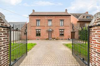 Ontdek deze karaktervolle, statige herenwoning met vier slaapkamers en een prachtige tuin, gelegen in het hart van Ellezelles.<br /><br />Indeling:<br />Gelijkvloers<br />Ruime inkomhal die aan uw linkerzijde toegang geeft tot een bureauruimte en op uw rechterzijde toegang geeft tot de lichtrijke leef- en zitruimte dewelke een mooi zicht biedt op de tuin en de ideale plek vormt om te ontspannen. Aansluitend vindt u een volledig ingerichte keuken, een praktische berging en een toilet.<br /><br />Eerste verdieping<br />Hier bevinden zich twee ruime slaapkamers met authentieke houten vloeren. De recente, volledig uitgeruste badkamer combineert comfort en stijl. Daarnaast beschikt deze verdieping over een handige was- en bergruimte.<br /><br />Tweede verdieping<br />Deze verdieping kreeg een recente, smaakvolle en kwalitatieve afwerking en telt nog eens twee volwaardige slaapkamers met nieuwe veluxen.<br /><br />De woning is bovendien volledig onderkelderd. In de kelder bevindt zich de bovengrondse mazouttank.<br /><br />Buitenruimte<br />Een voortuin met oprit en parkeermogelijkheid, en aan de achterzijde van de woning een prachtige tuin die een absolute meerwaarde is: ruim, groen en perfect om tot rust te komen.<br /><br />Troeven<br />- Instapklaar en uitzonderlijk ruim<br />- Prachtige tuin<br />- Zonnepanelen <br />- Dubbele beglazing<br />- vernieuwde elektriciteit<br />- Dak in goede staat en geïsoleerd<br /><br />Wens je deze woning te bezoeken? Contacteer me op : caroline@immobeguin.be
