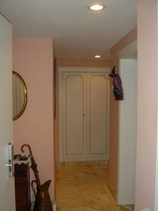 Appartement in mooi afgewerkte kleine residentie.<br />Appartement (99m² volgens EPB) met twee slaapkamers gelegen op de tweede verdieping met personenlift. Indeling: ruime hal met 2 ingebouwde kasten en een nachthal met ingebouwde kast en W.C., een leefruimte (30m²), een geïnstalleerde keuken (9m²), een badkamer met W.C. Achteraan 2 slaapkamers: 1 van 16m² met ingebouwde kast en 1 van 13m². Een achteraan gelegen terras met bergkast en een terrasje vooraan met bergkast. Het appartement is voorzien van een Fichet veiligheidsdeur. Ruime privatieve kelder ook met Fichet veiligheidsdeur. Ramen vooraan met driedubbel glas (nieuwe ramen Uw 0,90 sinds 26/10/23) en dubbel glas achteraan. Nieuwe centrale verwarming op gas met thermodynamische boiler (16/11/23). Het goed onderhouden gebouw is opgericht met degelijke en mooie materialen met nieuw geïsoleerd dak (13/08/24).<br />Er is een ruim aanbod aan openbaar vervoer met winkels, horeca en andere vlot bereikbaar op korte afstand door de zeer goede ligging.<br />Het is mogelijk één of twee autostaanplaatsen in de overdekte en afgesloten garage aan te kopen voor een prijs van 17.000 euro per plaats. <br />Elektrische keuring 12/05/2025 is conform. EPB: C 136 kWhPE/(m2.jaar).<br />Voor alle informatie en bezoeken kunt u contact opnemen op nummer 0495 72 30 21. <br />(+32 495 72 30 21)<br />