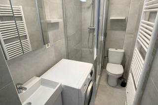 Centraal gelegen appartement op de 1ste verdieping, vlakbij het strand en openbaar vervoer.Inkom, woonkamer, vernieuwde keuken, 1 slaapkamer,...